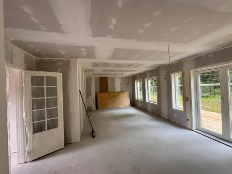 Fenster- und Türanschlüsse im Innenausbau – verspachtelte Trockenbauwände mit Fensterlaibungen und Innentür