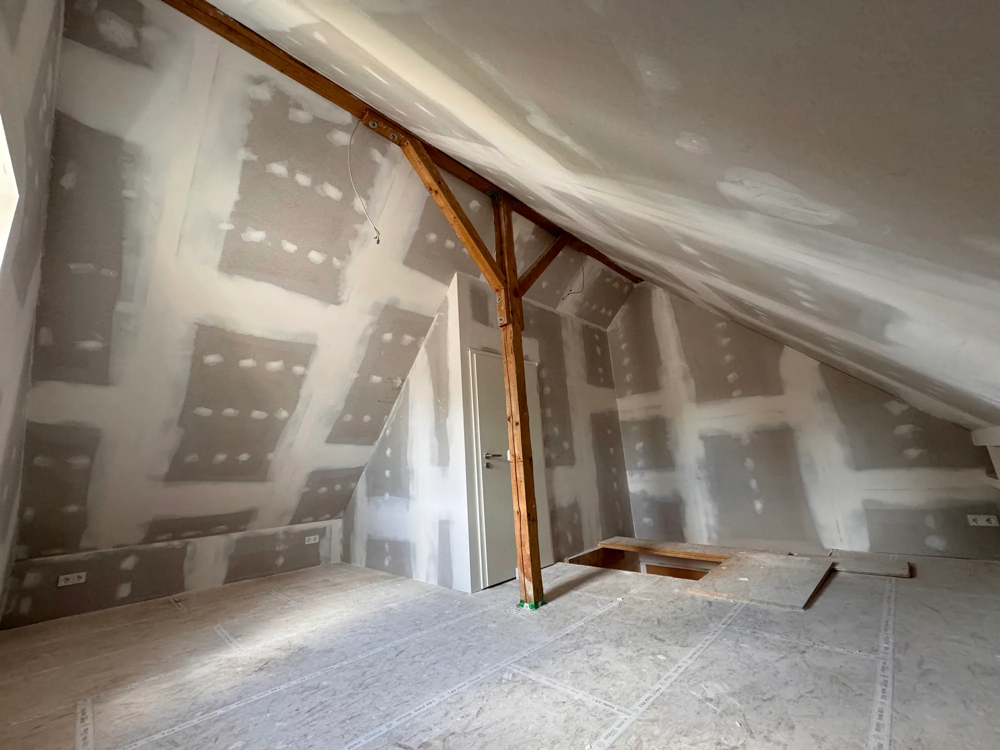 Privater Dachausbau in Neuenhagen bei Berlin mit sichtbarem Holzbalken und Schattenfuge